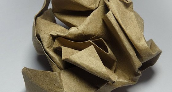 Rennmaus Nagearbeit an kleinen Ästen